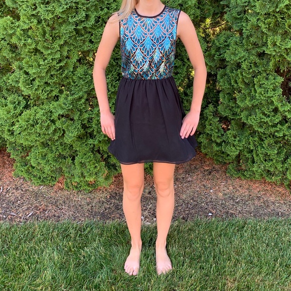 Short Black and Patterned Formal Dress - Picture 2 of 4